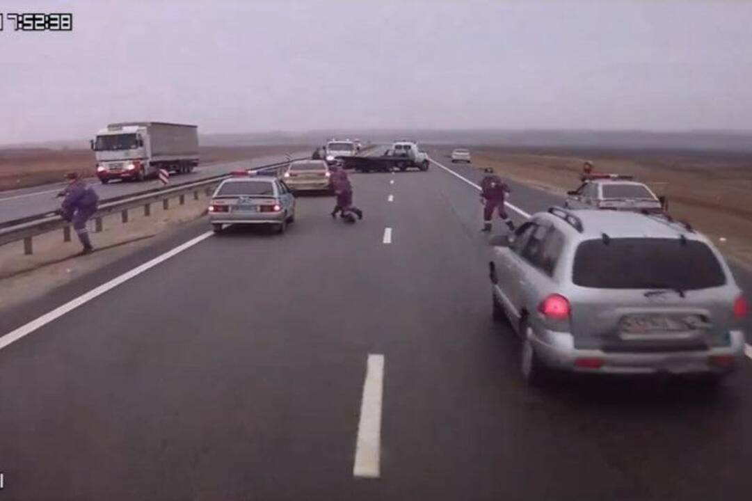 Kaip vilkiko vairuotojas „gyvatėle“ pravažiavo avarijos vietą