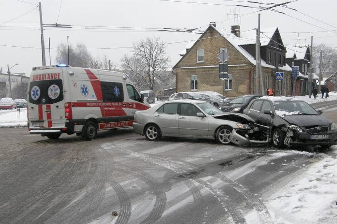 Rytą per avariją Vilniuje nukentėjo dvi moterys