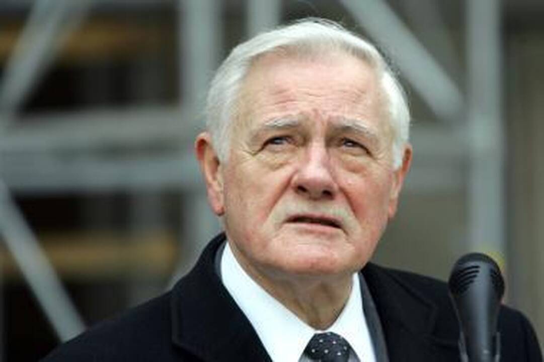 V.Adamkus: dvigubą pilietybę galima įteisinti tik referendumu keičiant Konstituciją