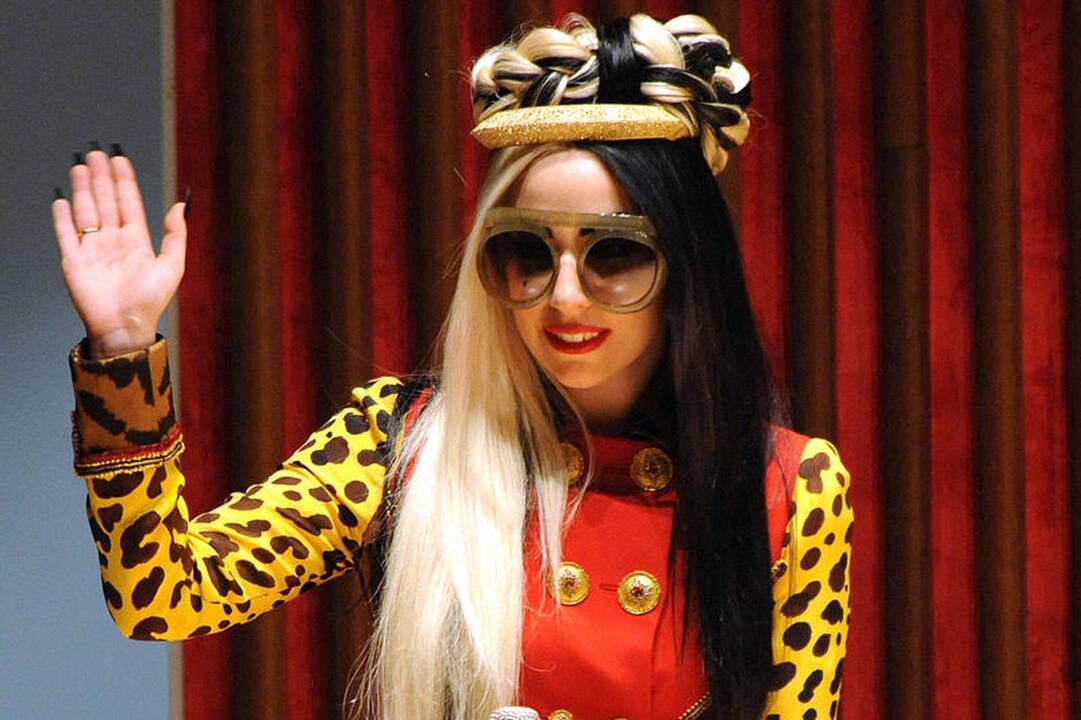 Lady Gaga naudojasi gėjais?