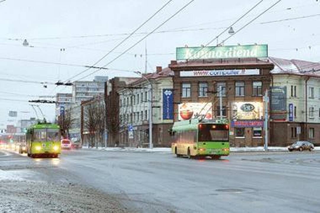 Sugedus komposteriams troleibusu važiavo už dyką