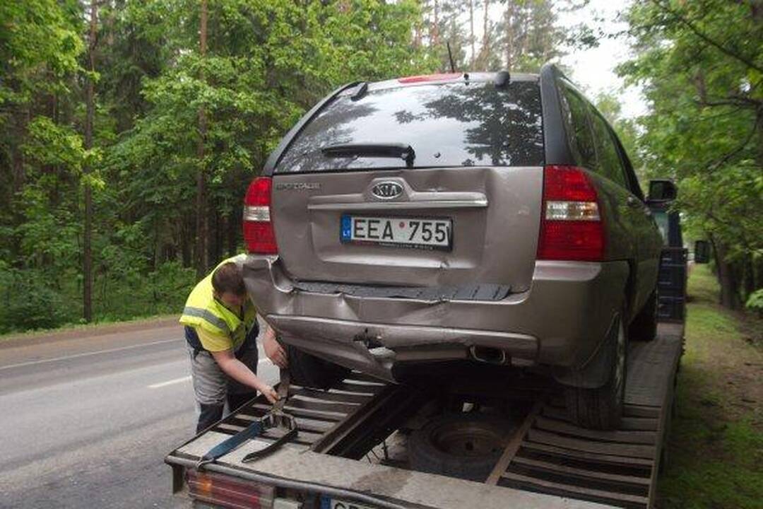 Sostinėjė susidūrė keli automobiliai