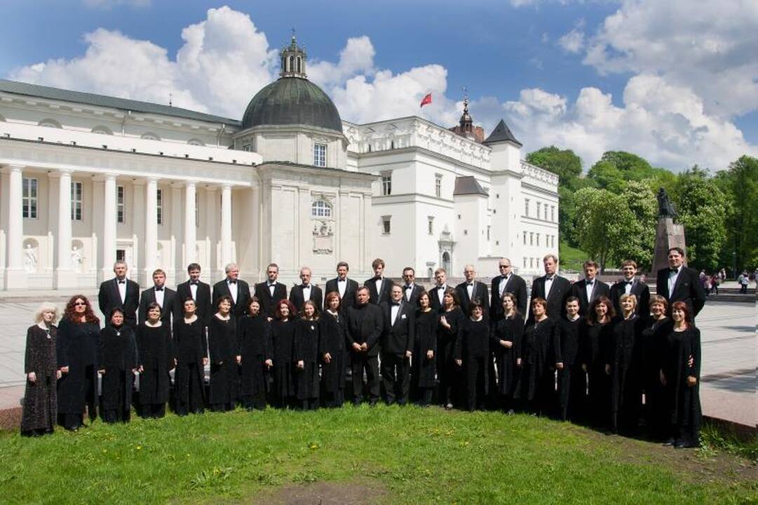 Vasario 16-osios proga choro „Vilnius“ dovana Varėnai ir Gargždams