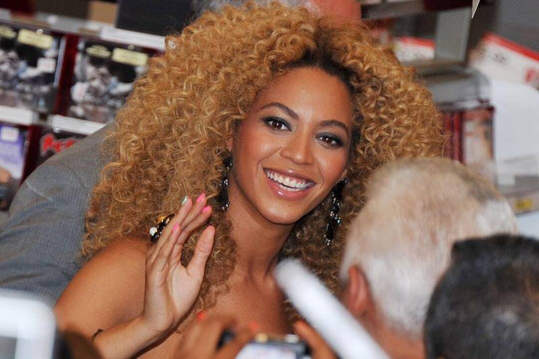 Beyonce nešioja dirbtinę nėštukės krūtinę? (foto)