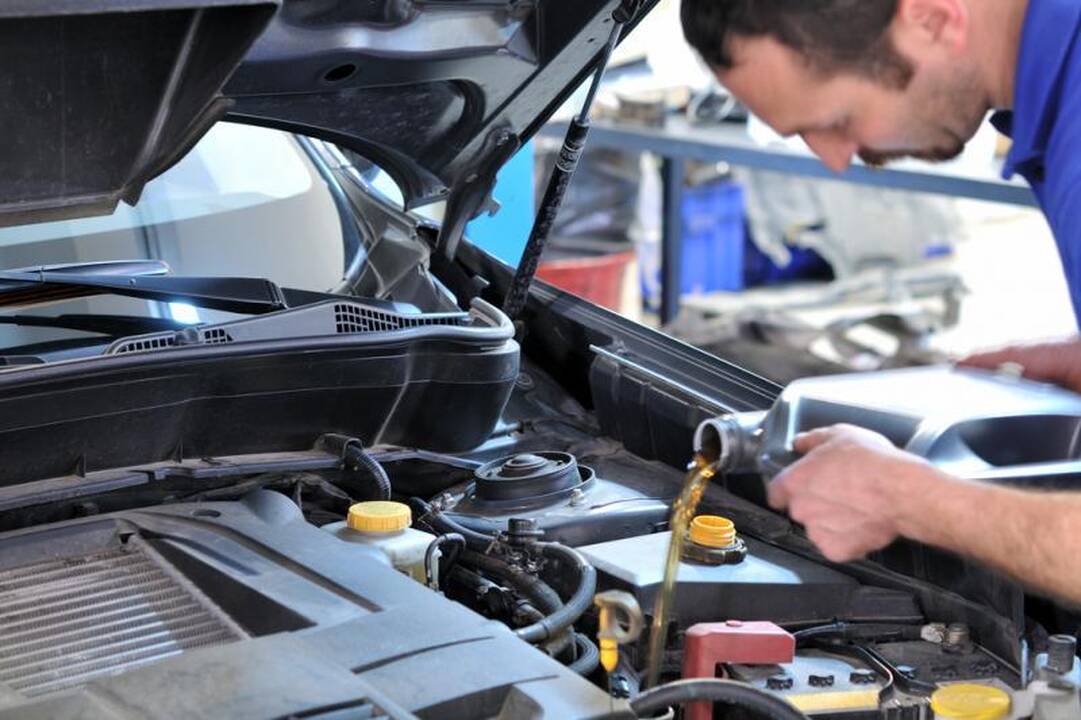 Paprastesnius automobilių priežiūros darbus lietuviai atlieka patys