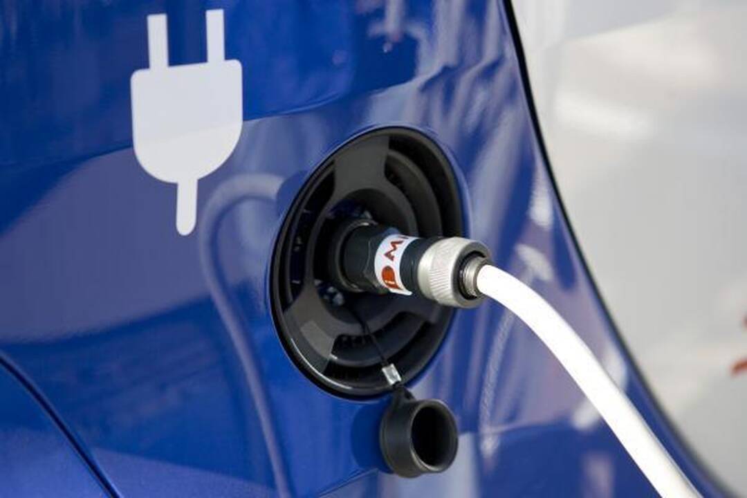 Kaune atidaroma elektromobilių įkrovos stotelė