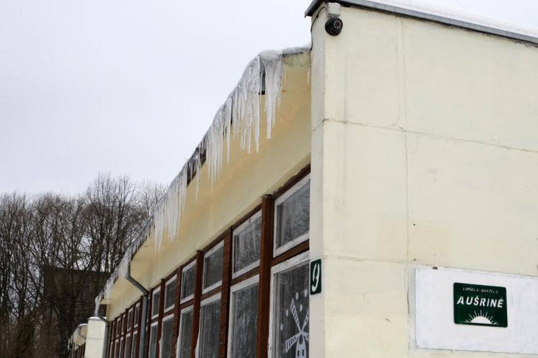 Ant vaikų darželio pastato - grėsmingi varvekliai