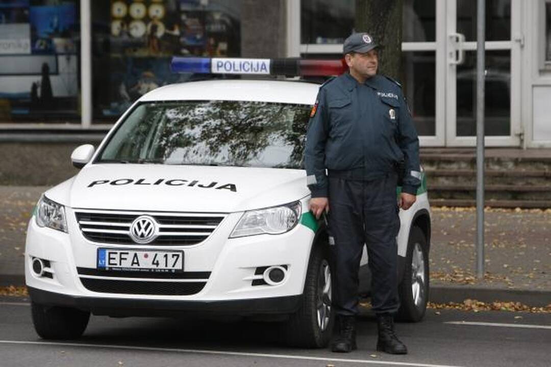 Vagis spyrė pareigūnui ir suplėšė uniformą