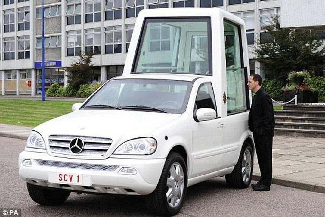 Popiežius gali persėsti į elektromobilį
