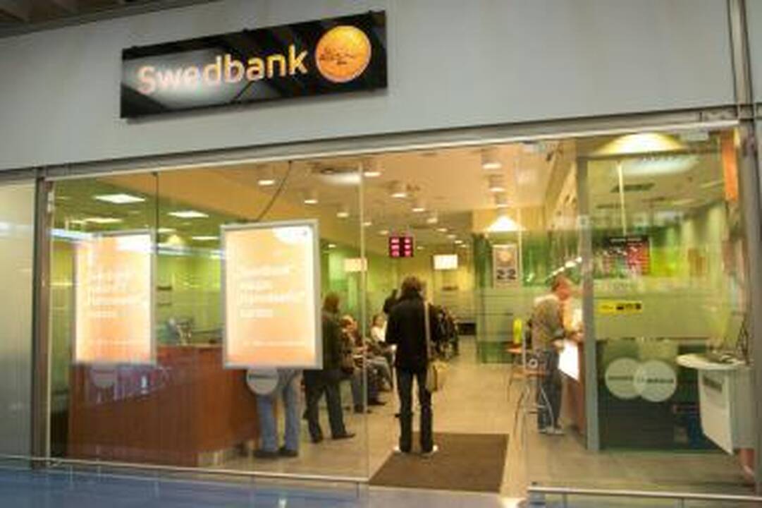 „Swedbank“ klientai debetines mokėjimo korteles galės gauti paštu