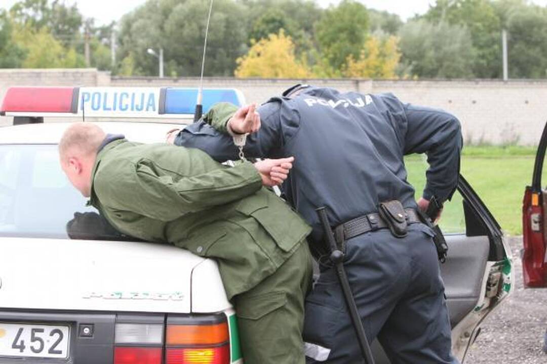 Policininkas neblaiviam nepilnamečiui sulaužė ranką?