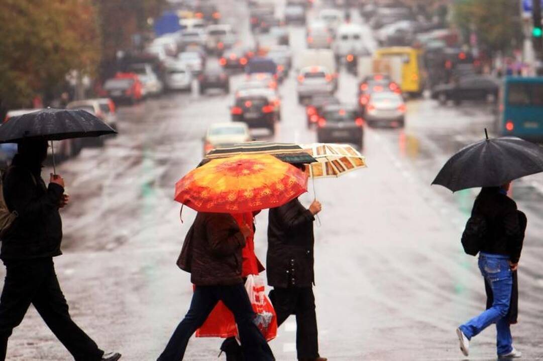Atsargiai: eismo sąlygas sunkina lijundra ir plikledis