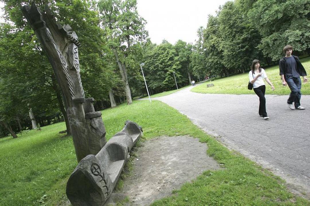 Ąžuolyne bus atnaujinti takai, suoliukai ir  šviestuvai