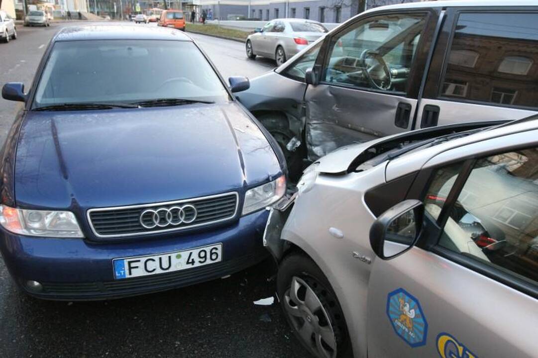 Neatidaus vairuotojo klaida: sudaužyti trys automobiliai