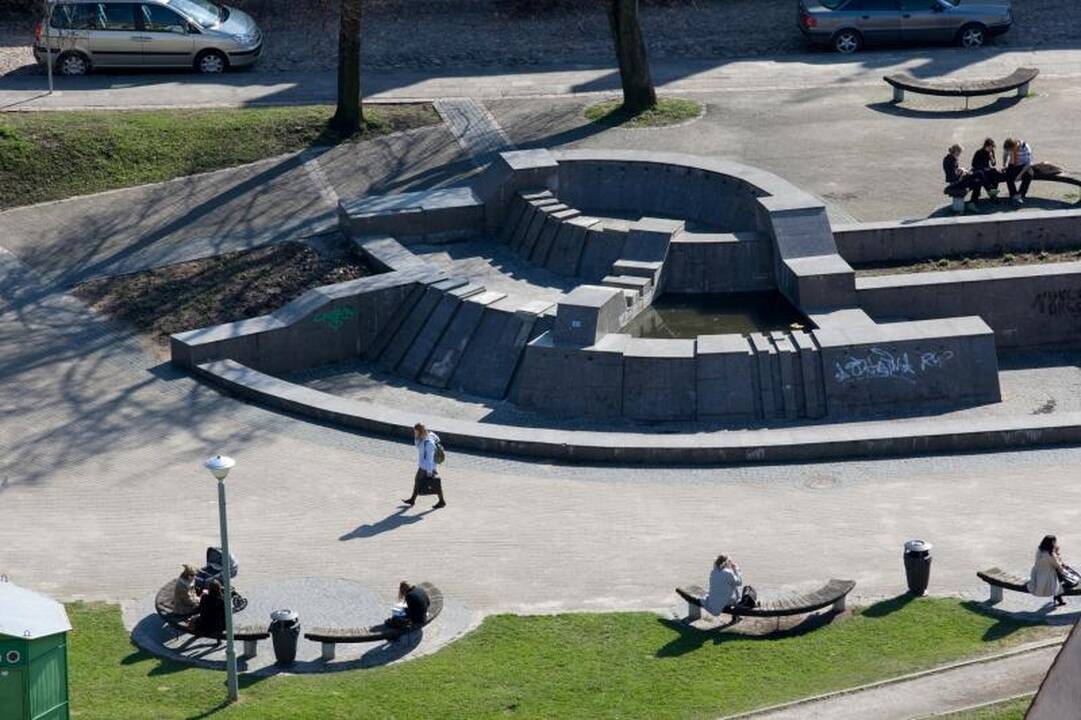 Sirvydo skvere -   šokiai    po atviru dangumi