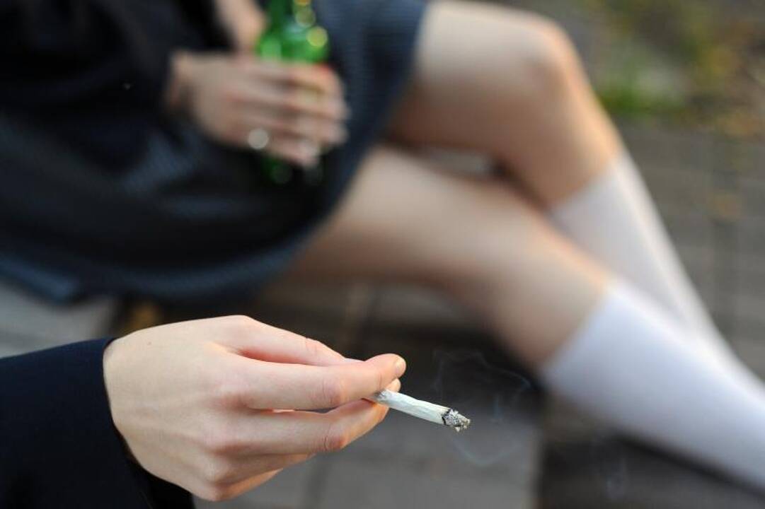 Kuriozas: nepilnamečiams pirkti rūkalus draudžiama, bet rūkyti galima