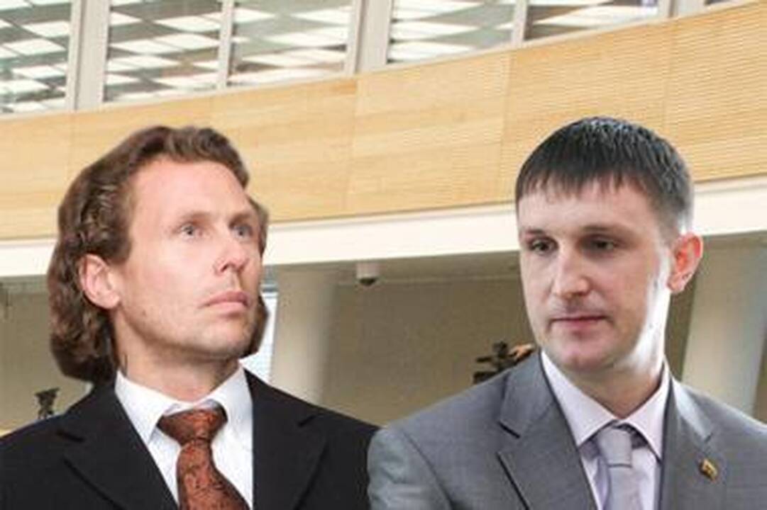 KT priėmė nagrinėti Seimo prašymus dėl apkaltos A.Sacharukui ir L.Karaliui