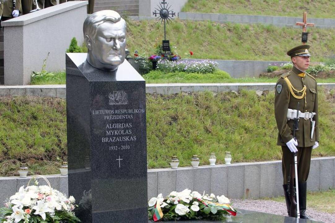Atidengtas paminklas prezidentui A.M.Brazauskui