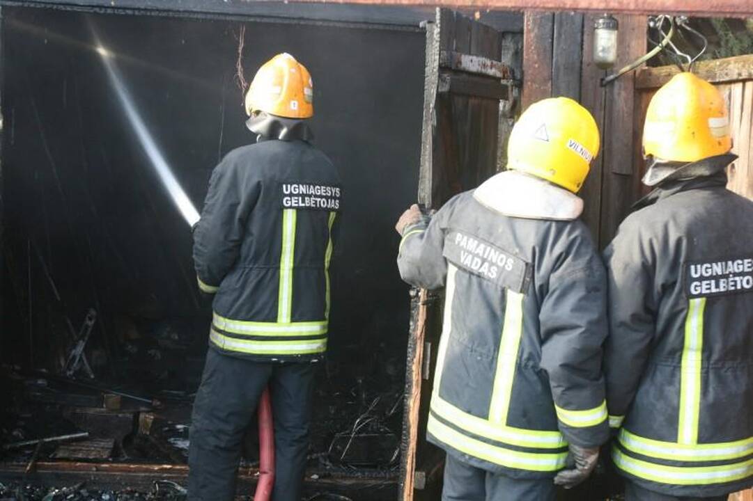 Su cigarete rankoje užmigęs benamis sudegino pastatą