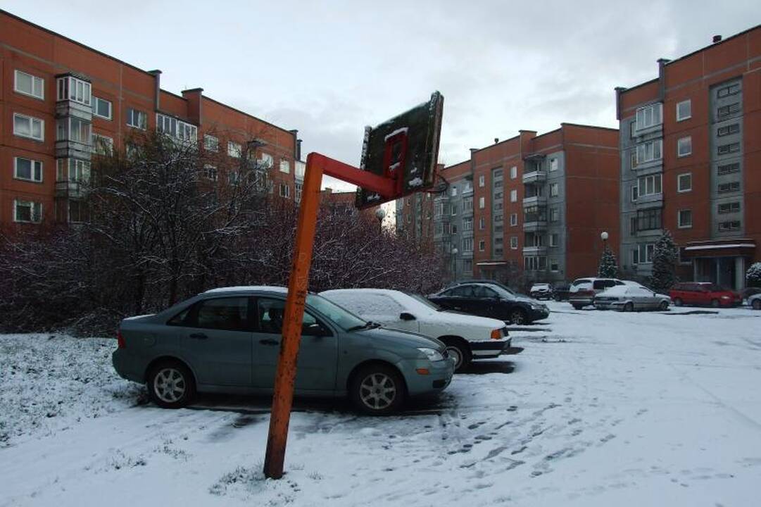 Automobilių statymo kiemuose problemą gali išspręsti gyventojai