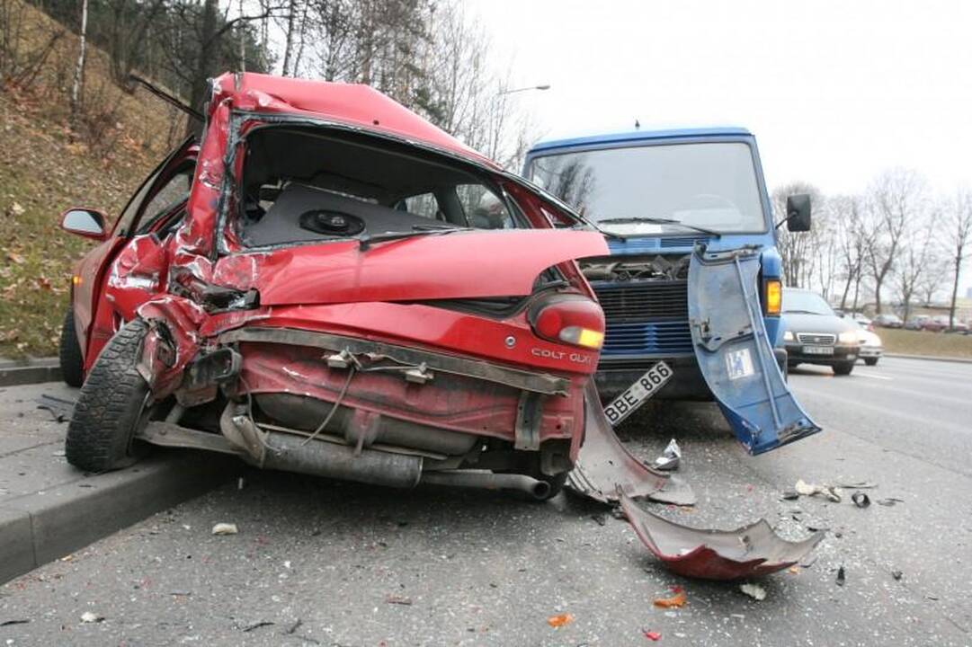 Vilniuje krovininis automobilis suknežino „Mitsubishi Colt“