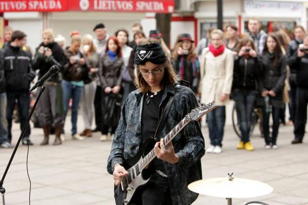 Nuo kultūringų muzikantų praeiviai nebėgo