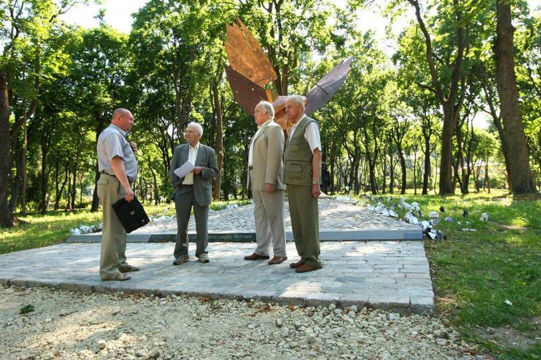 Pasityčiota iš paminklo Motinai