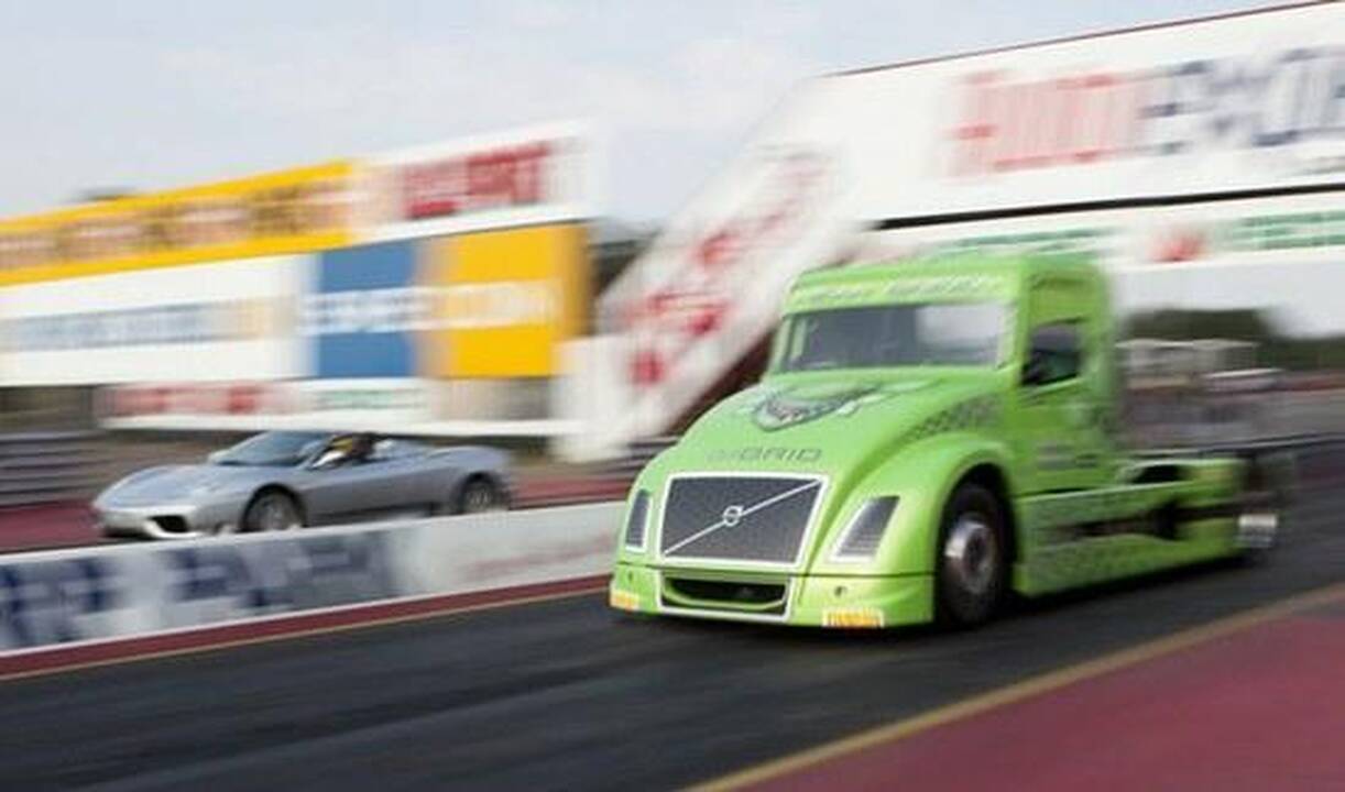 „Volvo“ vilkikas traukos lenktynėse aplenkė „Ferrari“