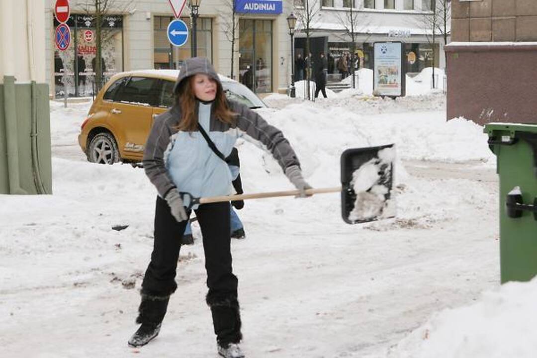 Sniegui valyti klaipėdiečiams dovanojami kastuvai