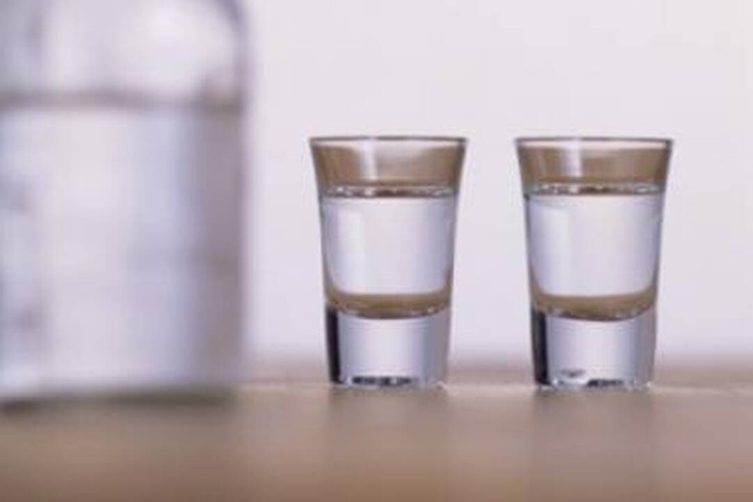 Seimas linksta leisti alkoholiu prekiauti iki vidurnakčio (papildyta)