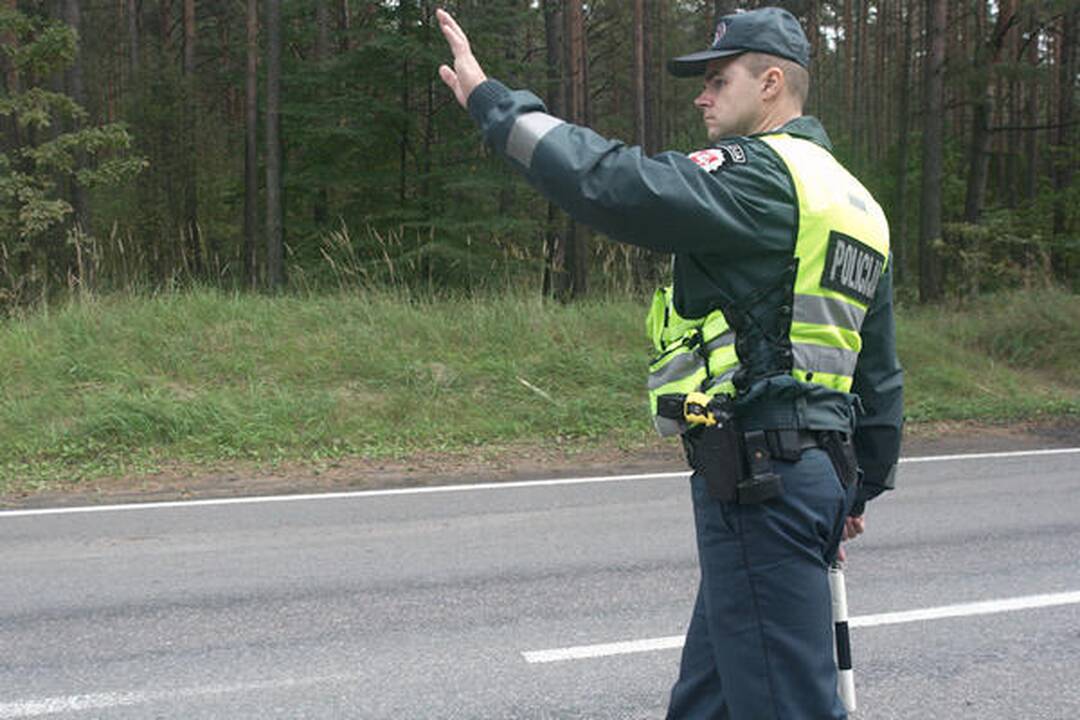 Nemenčinės pl. gelbėtojai iš sumaitoto automobilio išvadavo du vyriškius