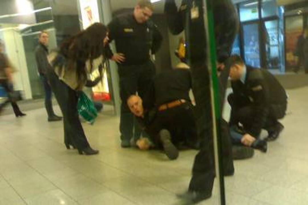 Incidentas „Akropolyje“: kaunietis tikina be priežasties sumuštas apsaugininkų (papildyta)