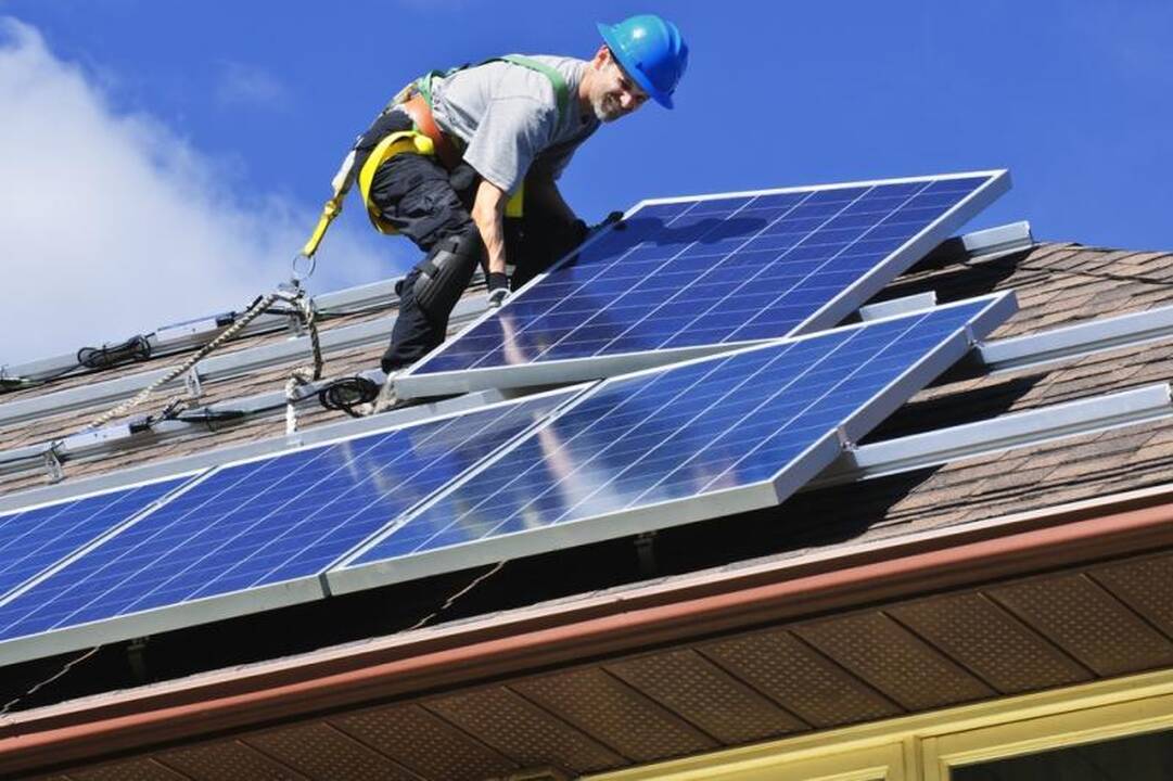 Saulės jėgainių statytojai už elektrą gaus mažiau nei planavo 