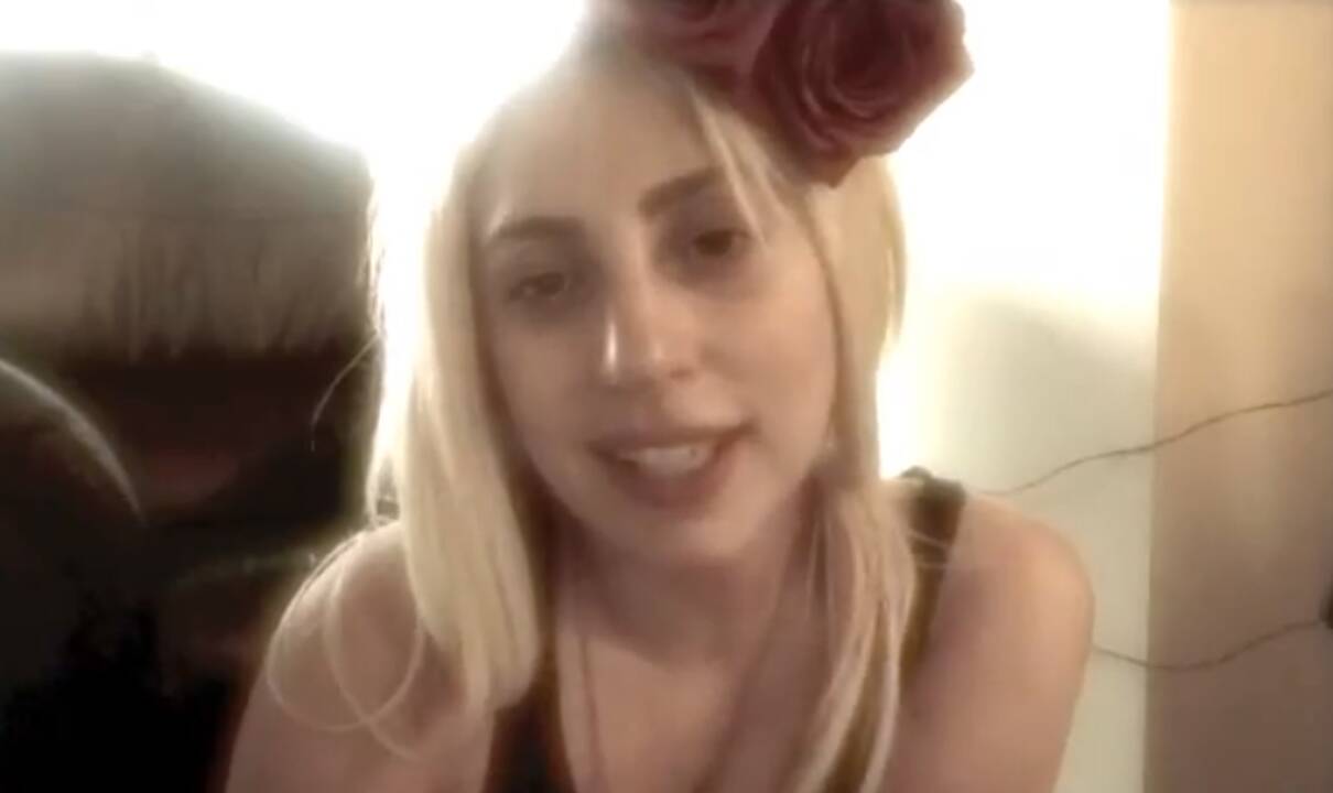 Lady Gaga demonstruoja savo apnuogintas krūtis buitiniame vaizdo įraše