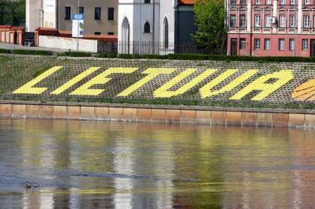 Studentai papuošė Nemuno krantinę