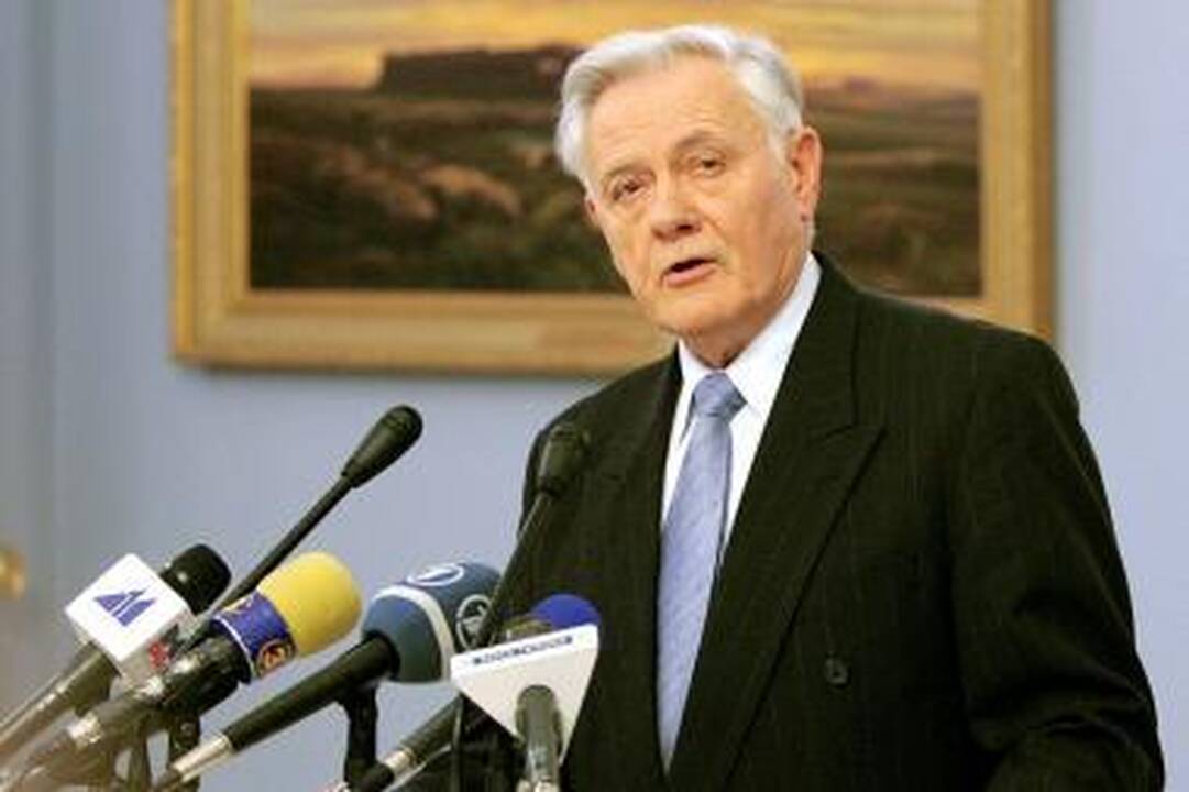 V.Adamkus Davose kalbės ir apie eurą