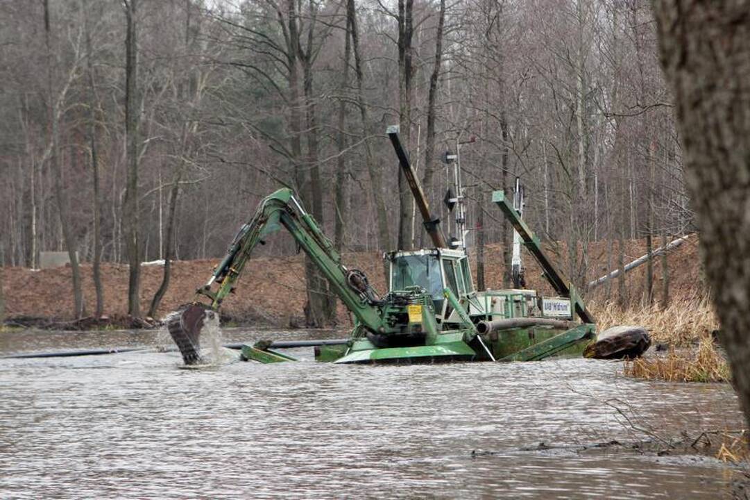 Iš Mumlaukio ežero pradėta siurbti dumblą