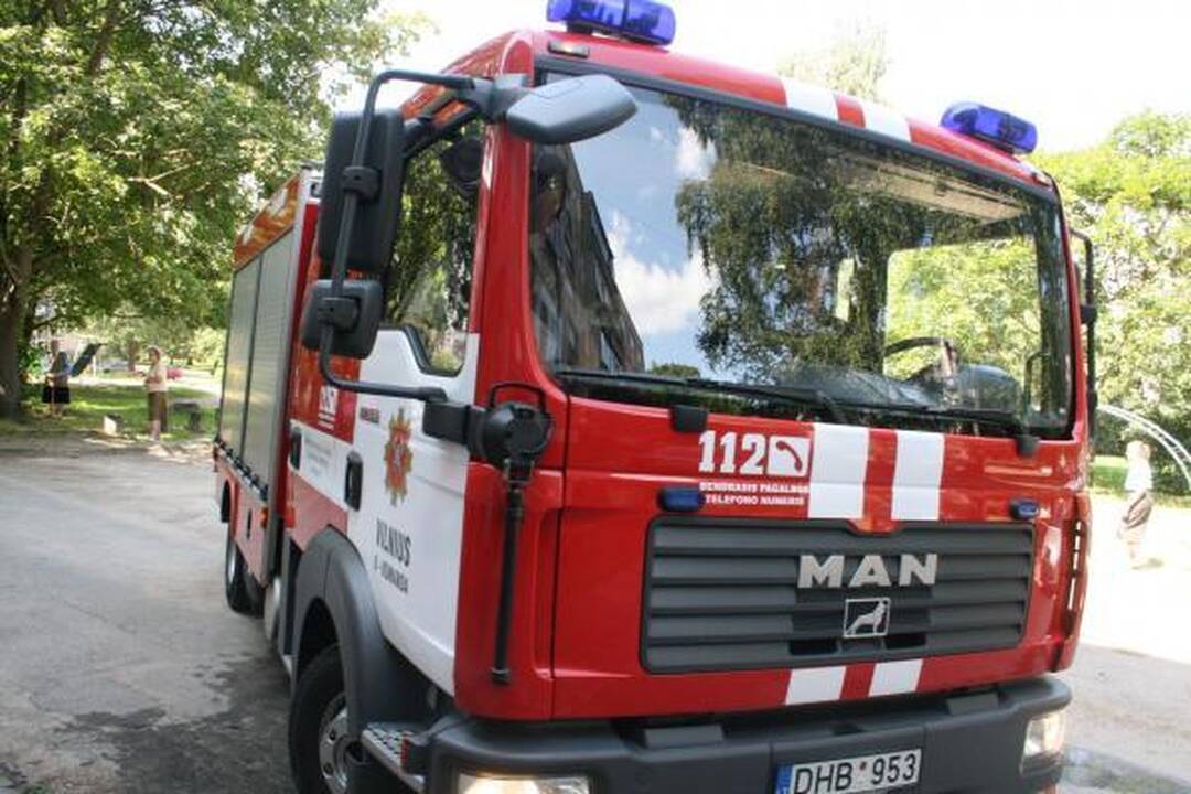 Iš degančio buto Žirmūnuose ugniagesiai išgelbėjo senutę