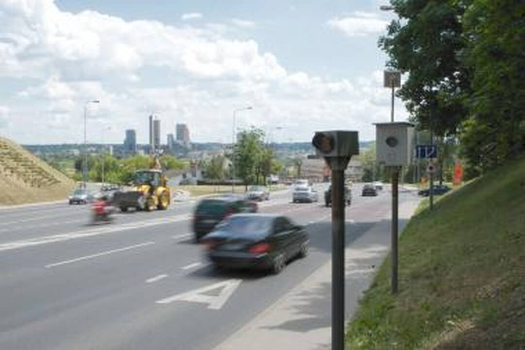 Policijos reidas: šimtai važiuojančių maršrutinio transporto eismo juosta