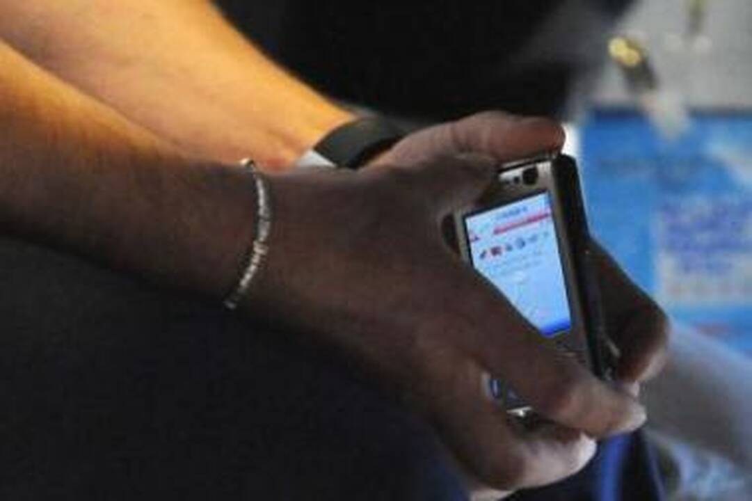Iš egzamino už naudojimąsi mobiliuoju telefonu Vilniuje pašalintas abiturientas 