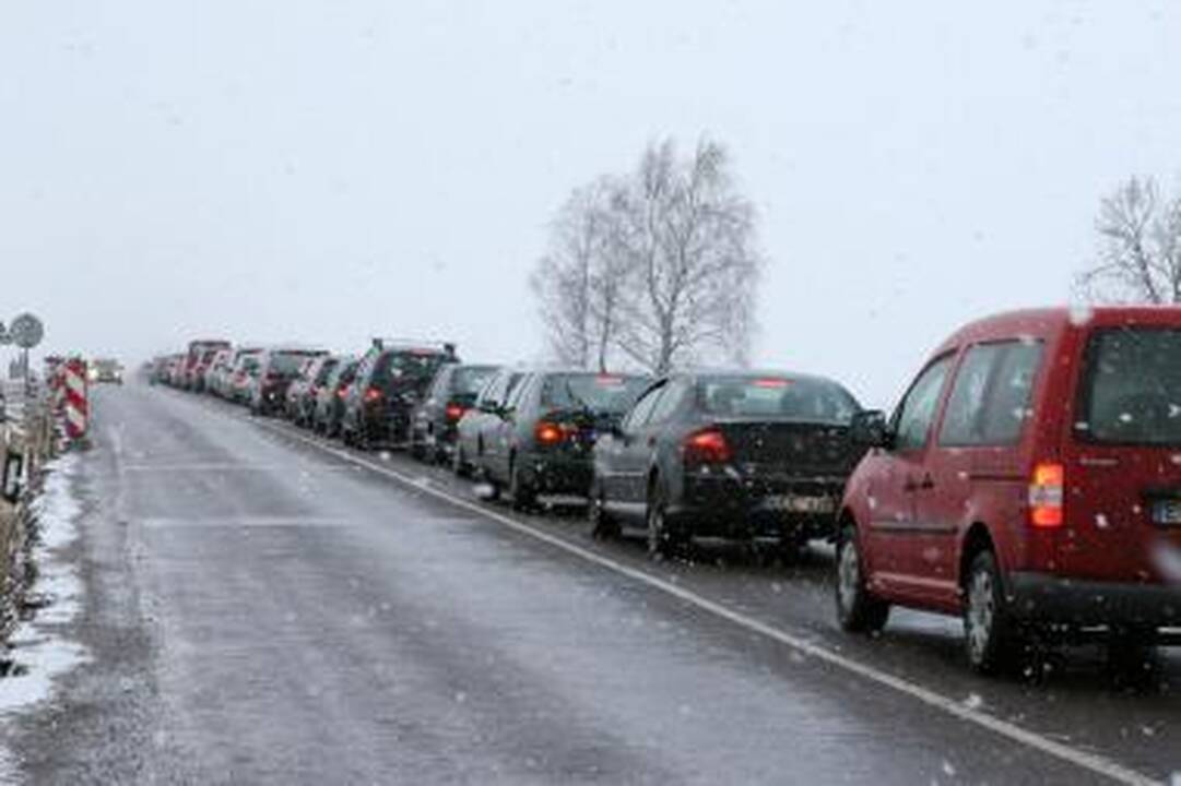 Vokietijoje traukiniui susidūrus su automobiliu sužeista 50 žmonių