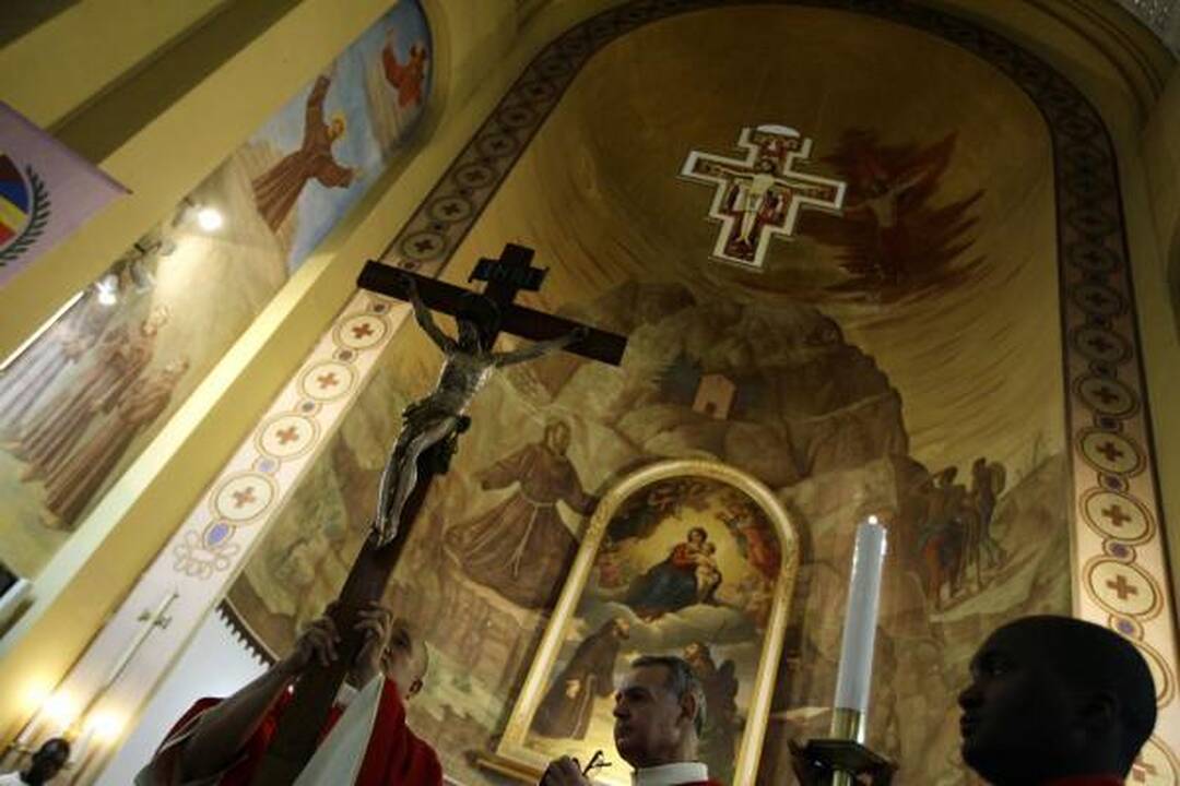 Per Didįjį penktadienį Jeruzalėje virš maldininkų prasivėrė dangus - pylė tikra liūtis