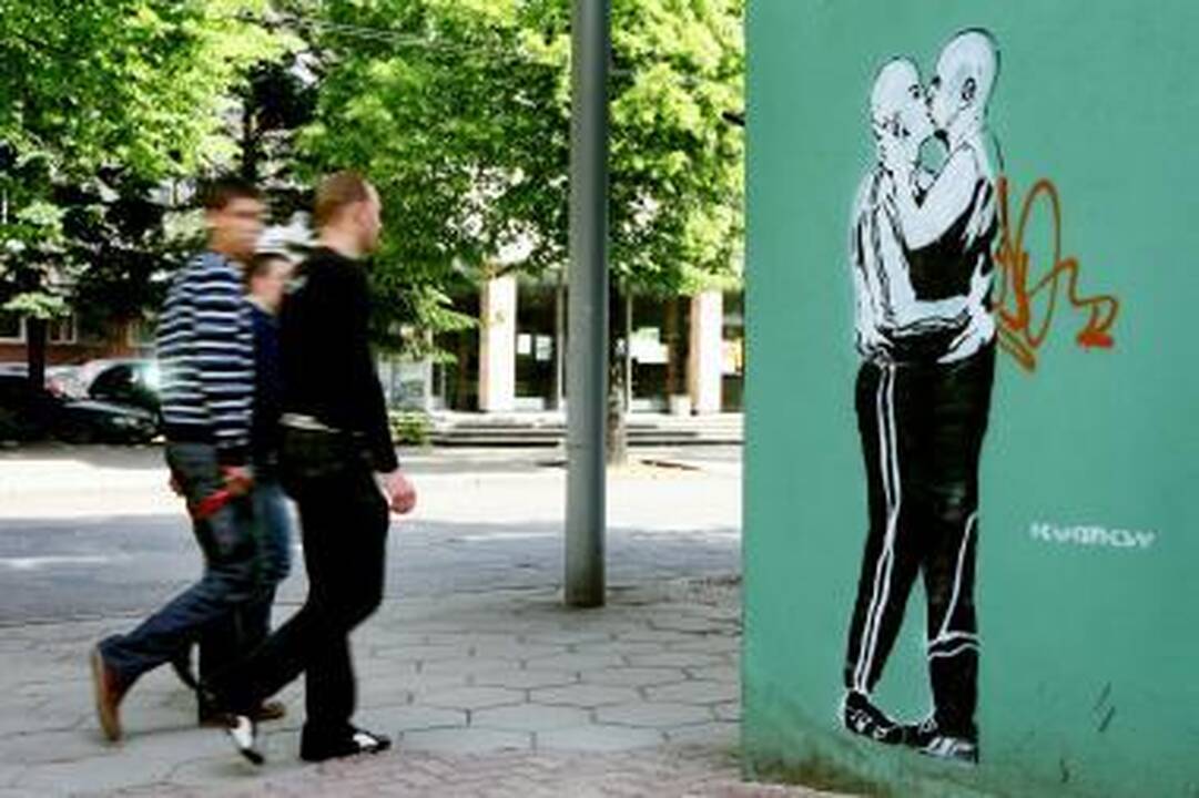 Bandyta padegti gėjus remiančios organizacijos patalpas, ruošiamasi riaušėms  