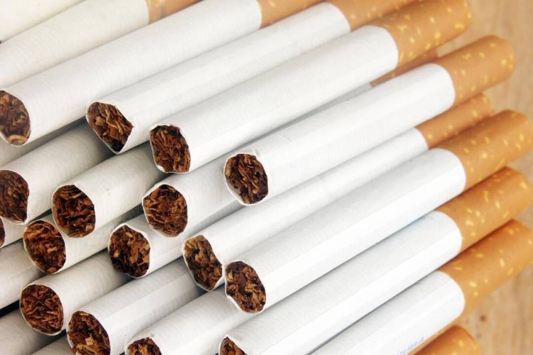 Kontrabandinėmis cigaretėmis prekiavo ir dirbdamas viešuosius darbus