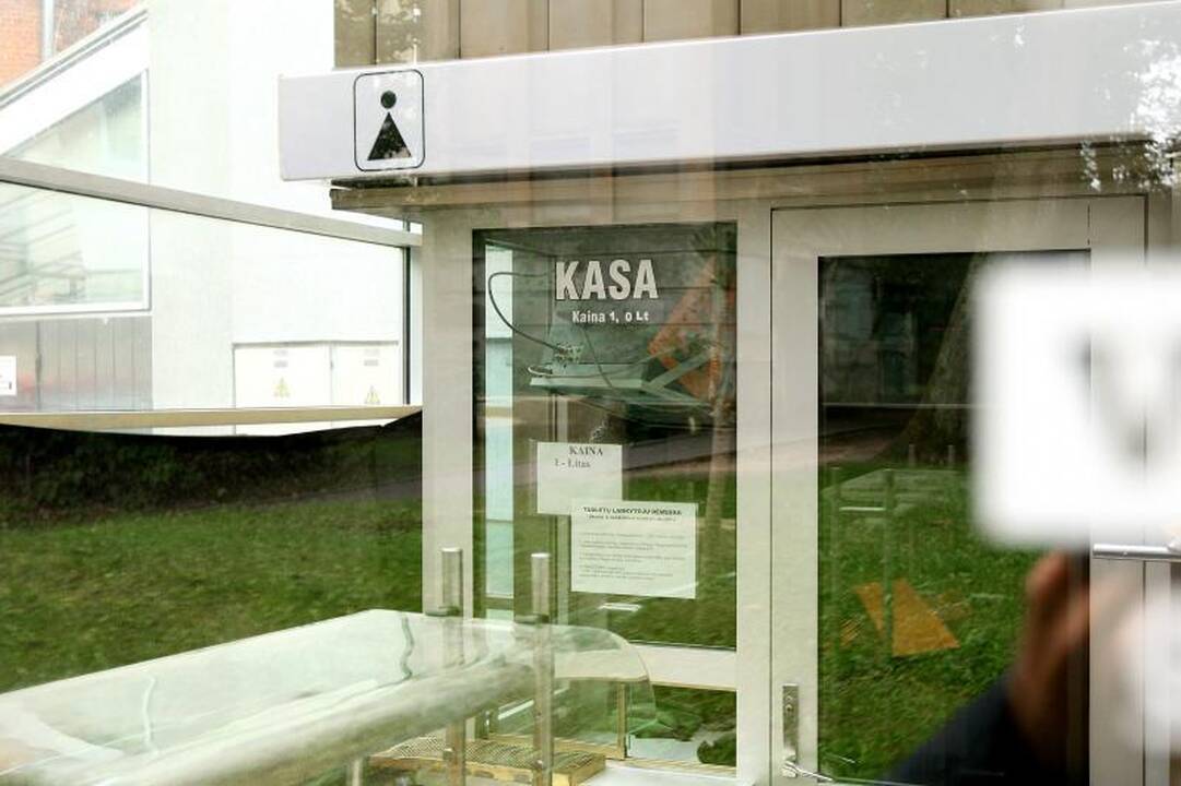 Uždarius viešajį tualetą, kauniečiai šlapinasi ant jo sienų