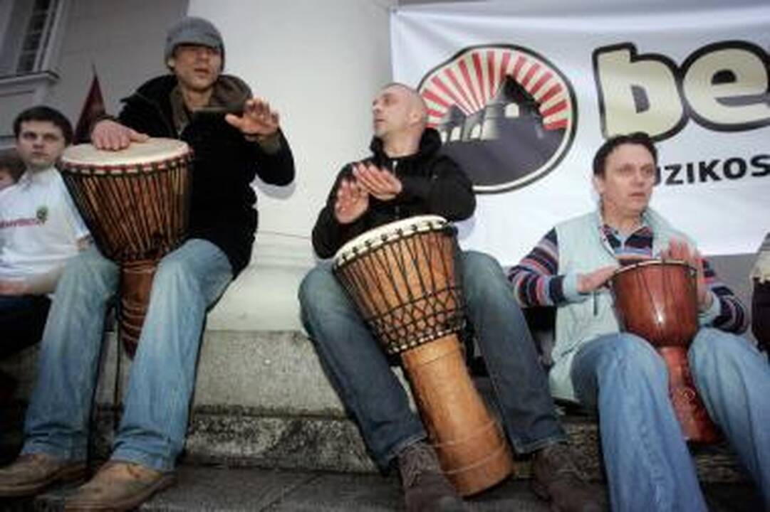 Gatvės muzikos dienos stebuklas - dešimtys būgnų išbaidė debesis