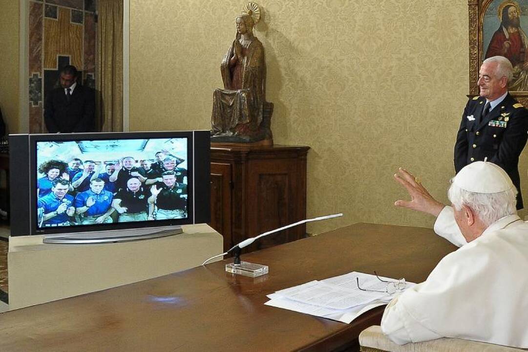 Popiežius pirmąkart telefonu kalbėjosi su orbitoje skriejančiais astronautais