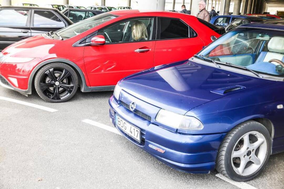 Automobiliuose turės atsirasti įranga, pranešanti apie avarijas