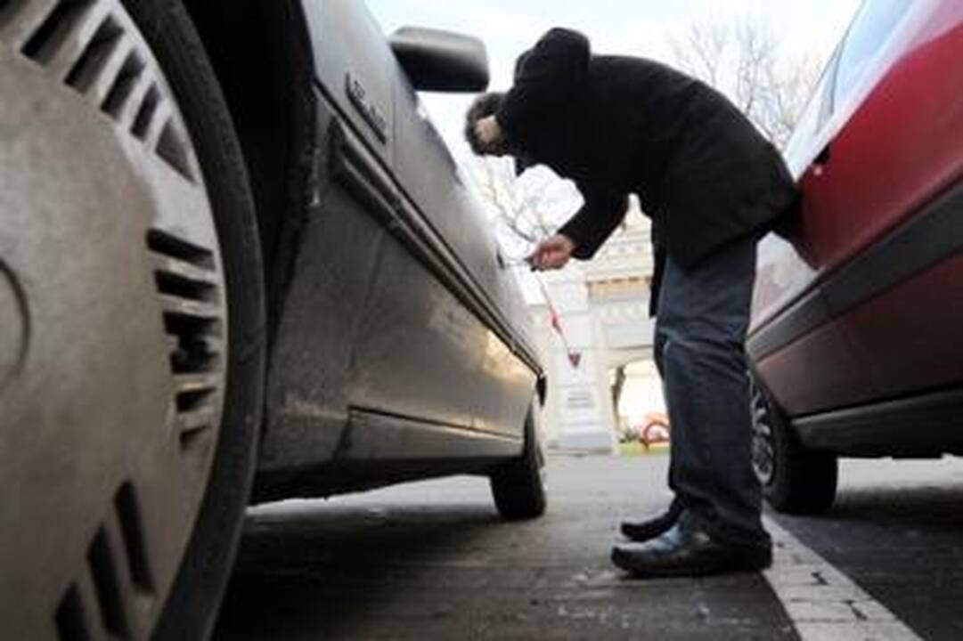 Vilniuje sučiuptas kurą iš automobilio vogęs vyras