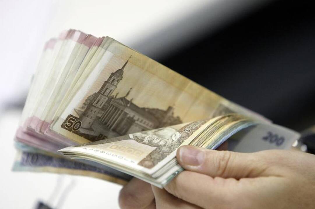 Tėvai remia suaugusius vaikus dėl tradicijų ir žemo gyvenimo lygio